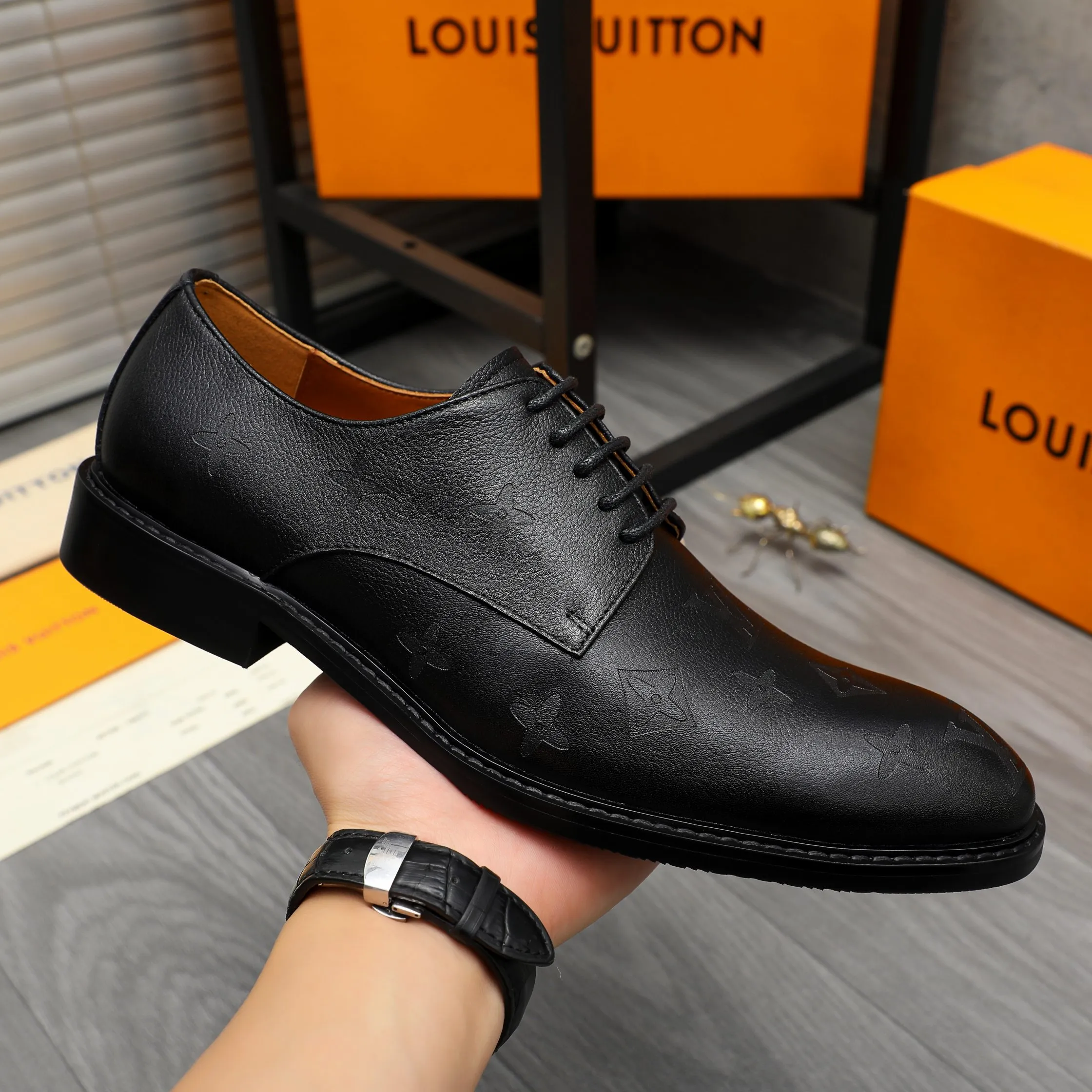 Men's shoes 💰p460 Product trademark: LV (Louis Vuitton) business lace-up formal leather shoes Regular size: 39-44 (38.45 custom-made, non-refundable) Product materials: Selected high-quality pebbled cowhide embossed upper, cowhide lining, original rubber outsole